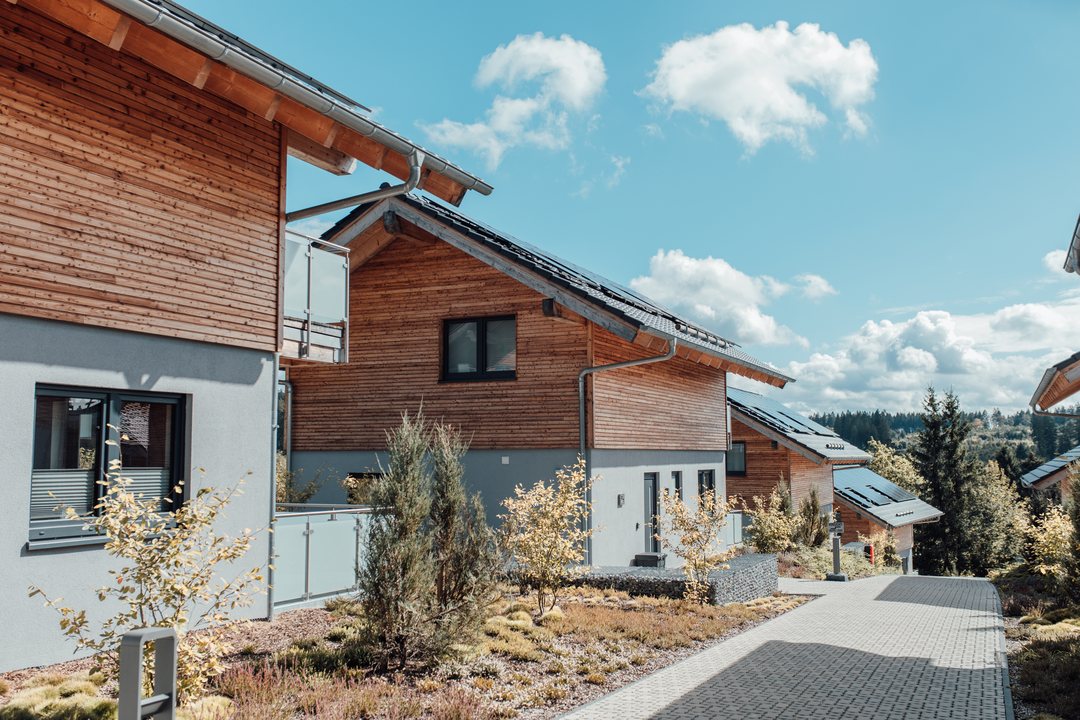 Frontones escalonados y balcones de los chalets revestidos de madera en Hahnenklee bajo el sol