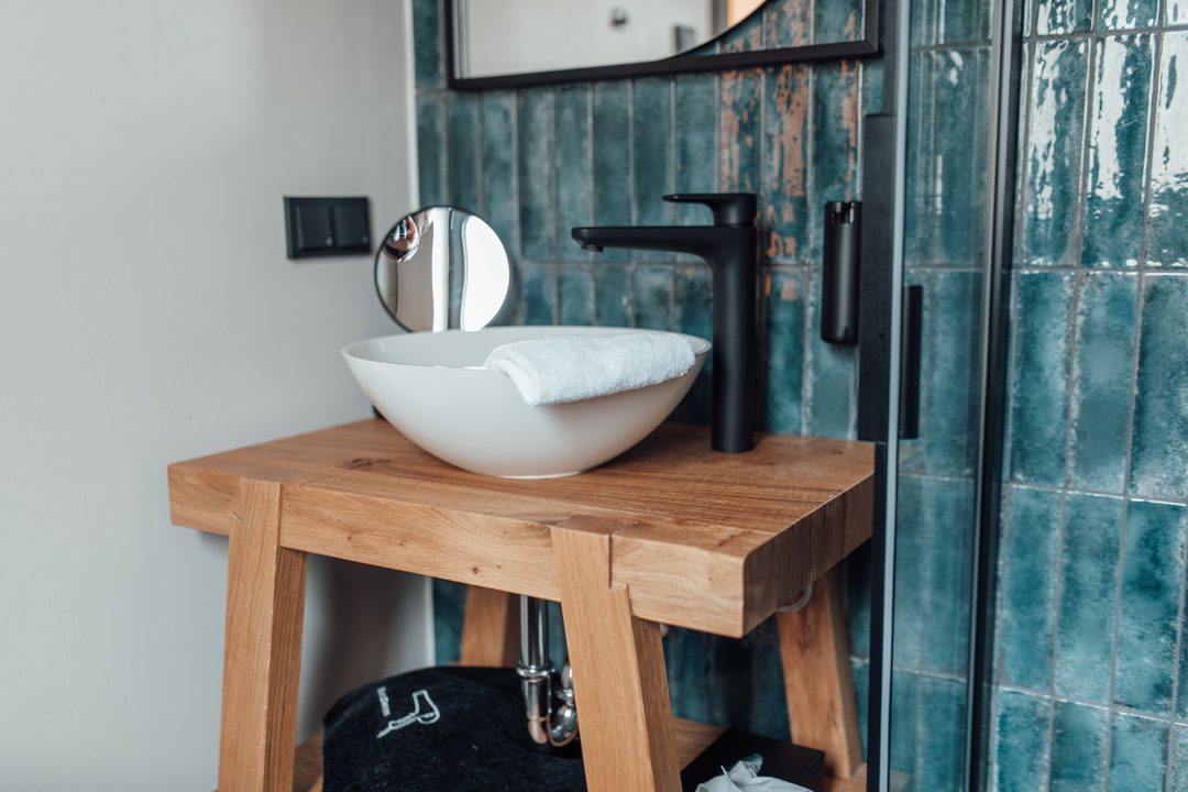 Lavabo con espejo en el baño de uno de los chalets