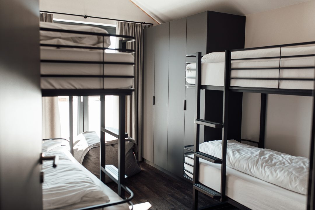 Habitación familiar de un chalet con literas de madera