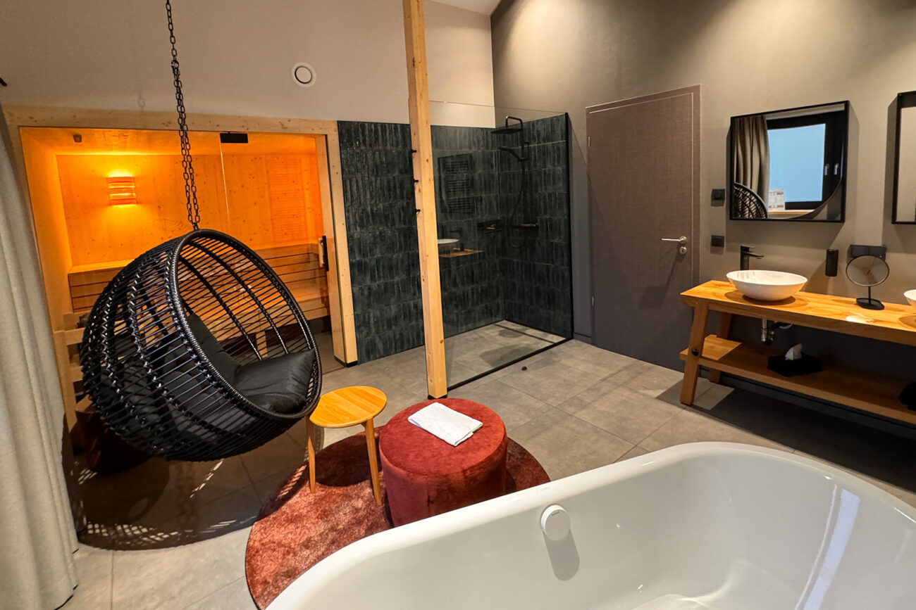Das große Bad mit Sauna.