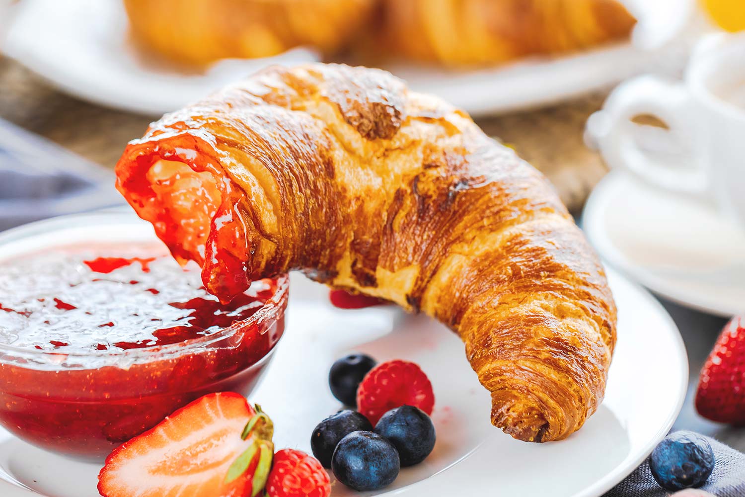 Croissant, Marmelade und Kaffee vom Frühstücksbuffet im Nachbarhotel Njord der Hahnenklee-Ferienchalets.